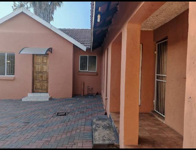3 BEDROOM HOUSE FOR SALE IN FLORA PARK